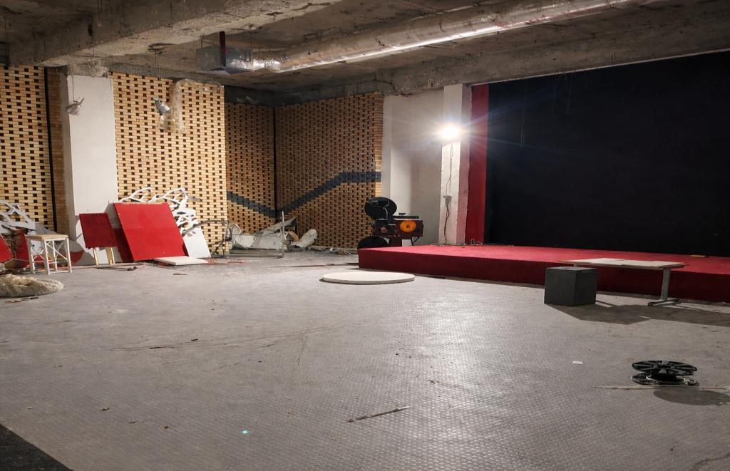 Salle et scène en phase chantier, club de nuit Paris 8e