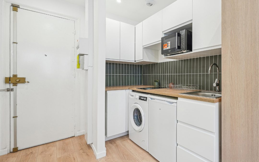 Cuisine compacte logée dans le renfoncement, crédence en zellige vert, Paris 16e