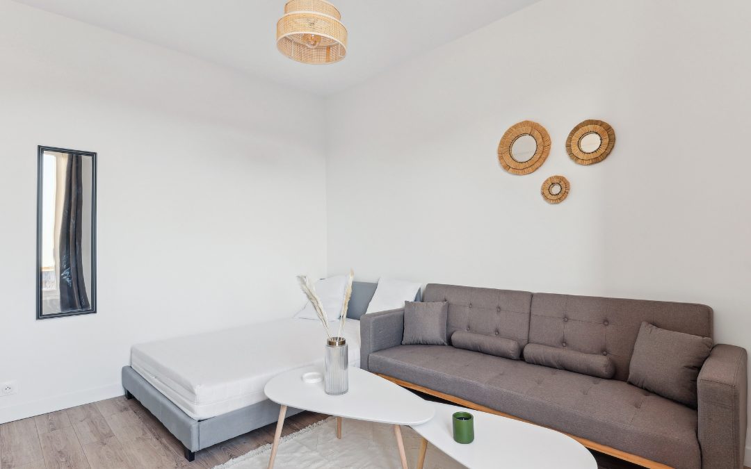 Pièce de vie après rénovation, murs repris et sol neuf, Lille