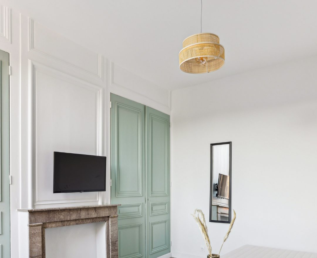 Renovated living room with marble fireplace and period cornices, rue Kulhmann, Lille - RIVEX