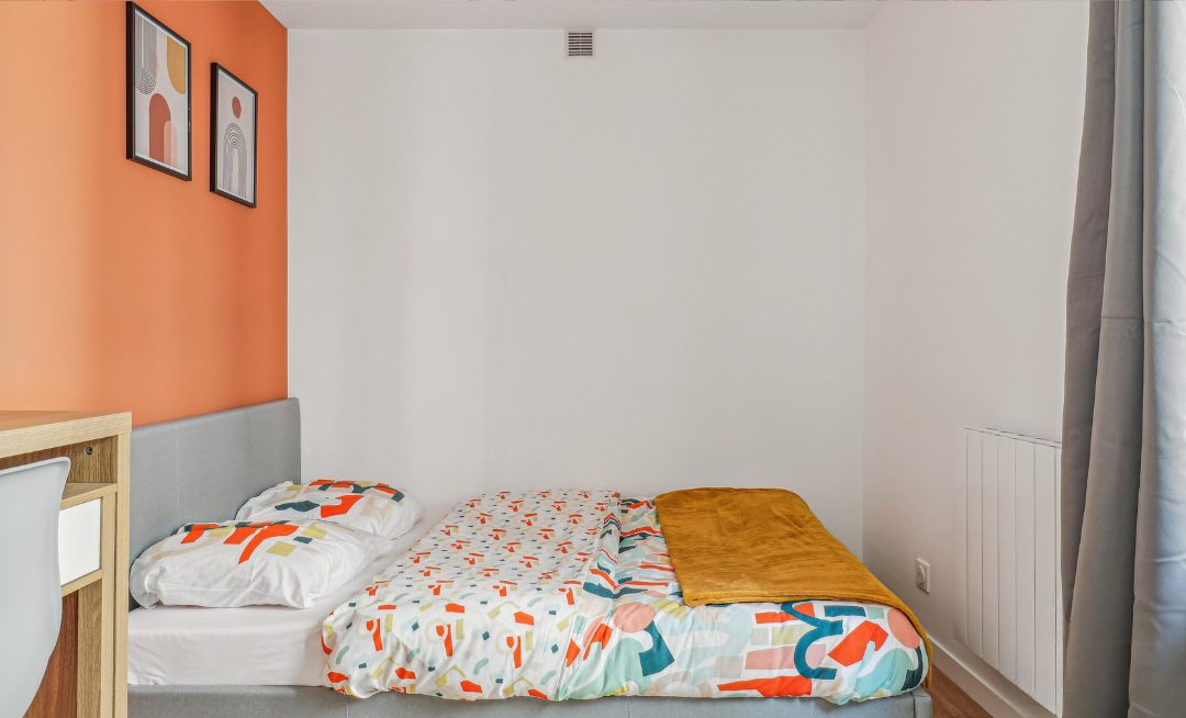 Coin nuit aménagé derrière la cloison neuve, Paris 18e