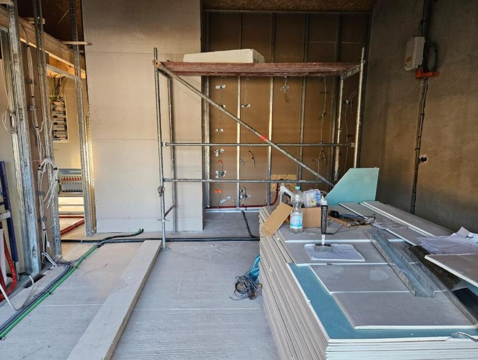 Aménagement intérieur en cours, échafaudage et plaques de plâtre, Trier