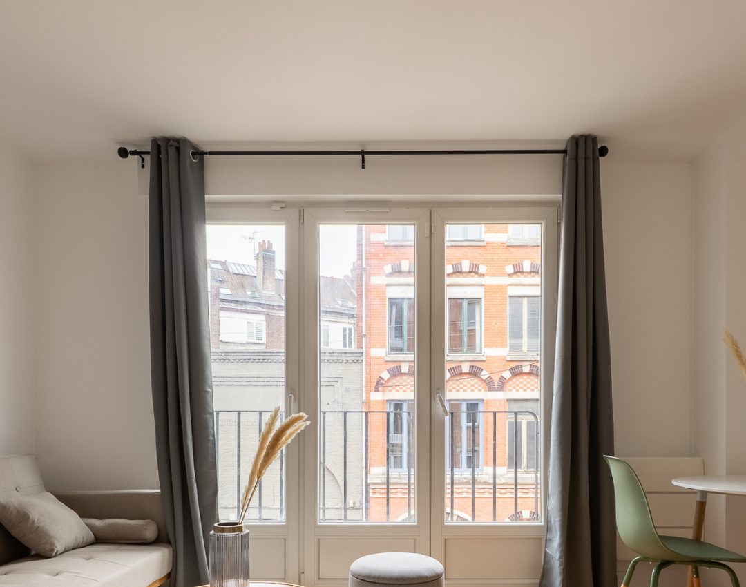 Living area opening onto a Juliet balcony after renovation, rue de Wazemmes, Lille - RIVEX