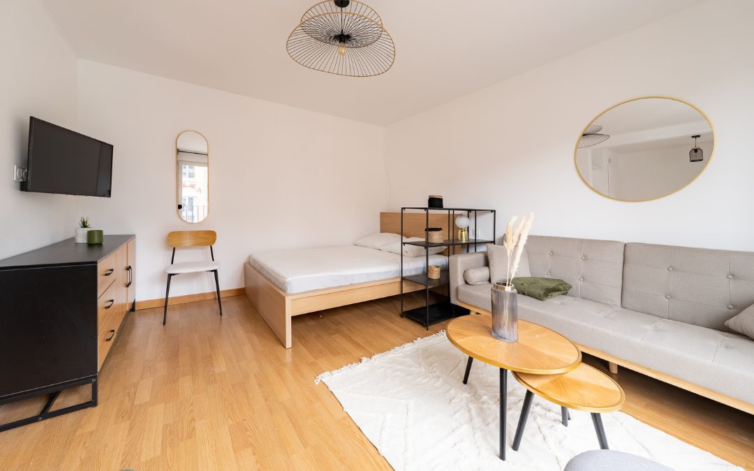 Espace de vie et couchage après rénovation, murs repris, Lille