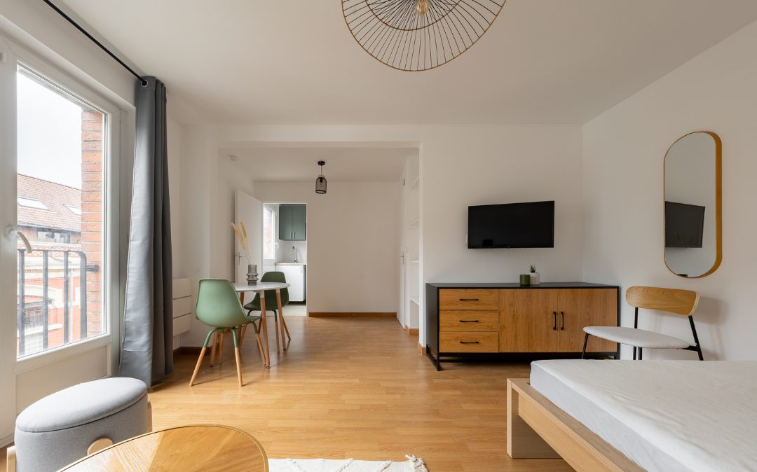 Enfilade du logement après rénovation, sol neuf posé en continu, Lille